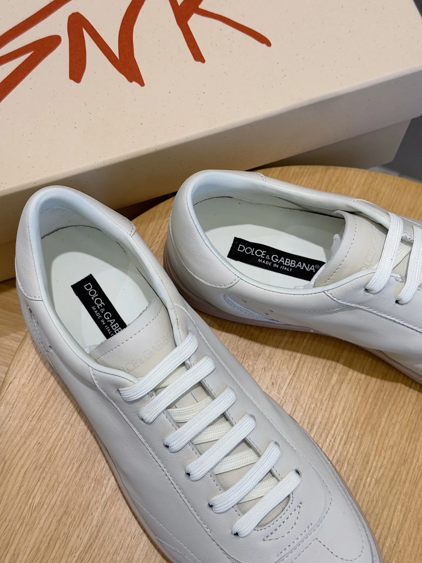 Men's Men's Shoes💰400 [New Style]🐏🐏DG men's calfskin sneakers Portofino Yacht shoes, simple and versatile design, unique saddle leather soles. The Dolce &G logo rear wing is the icing on the cake. Imported cowhide + rubber outsole Size: 39-44 (customized at 38.45)